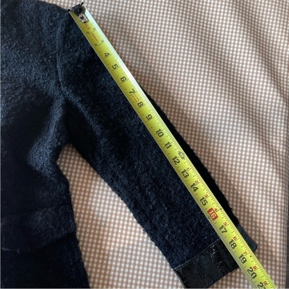 AKRIS Punto 3/4 sleeves blazer w/patent leather
accents. black. Size 6 US - Picture 6 of 16